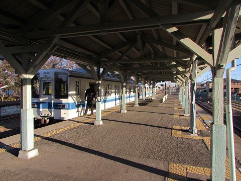 行き止まりの終着駅・西小泉駅で折り返し出発を待つ列車。　【2017年12月　群馬県大泉町】