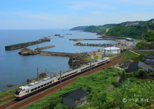 笠島海水浴場と列車2本
