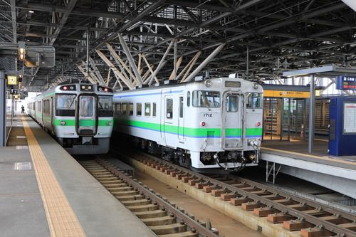 旭川駅にて、721系電車とキハ40形気動車