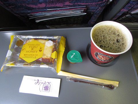 上越新幹線の車内で、コーヒーとパウンドケーキのセット。　【2018年08月　上越新幹線車内】