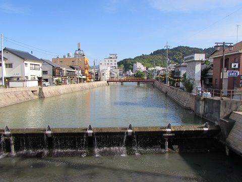 コトデン・JRの駅と金毘羅さんへの参道の間で静かに流れる金倉川。　【2016年05月　香川県琴平町】