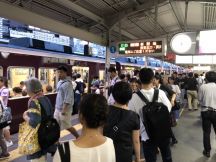 2分遅着の十三駅で1分遅発の阪急神戸線特急新開地行きにお乗り換え