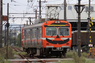 岳南電車・7000系～7003号はオレンジの顔にハロウィン！　7001号ははせっかくのオリジナル京王風の顔をムダにしやがって･･･！