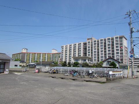 集合住宅が「屏風」のように建ち並ぶ、中田駅前。　【2016年05月　徳島県小松島市】