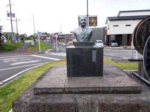 鹿児島本線生みの親（串木野駅舎前）　長谷場 純孝