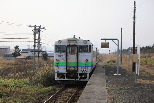山崎駅にて、発車する普通列車、キハ40 1800。