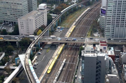 黄色と白の新幹線がすれ違いモノレールも行き交う浜松町　- ドクターイエロー・2018年秋 -