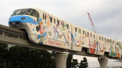 舞浜リゾートライン10形電車、TDL35周年をお祝いです！