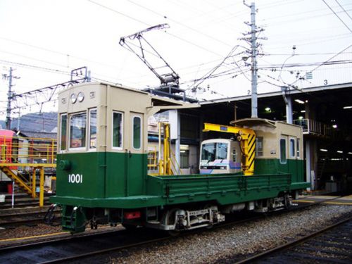 貨車に車3台がハイビーム、鉄道ファンが撮影しやすいように照射か　叡電「運転の妨害になり大変危険な行為」…京都市