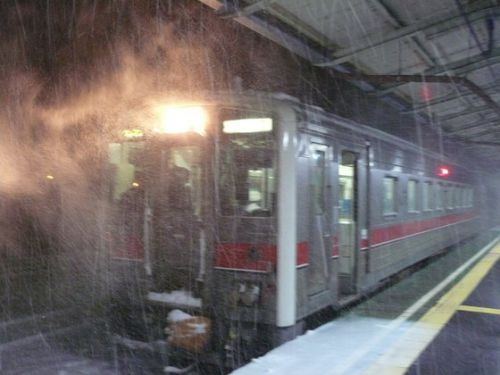 吹雪の花咲線列車と除雪
