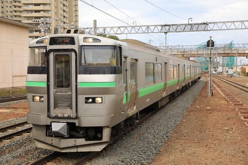 733系、普通列車が手稲駅に入線します