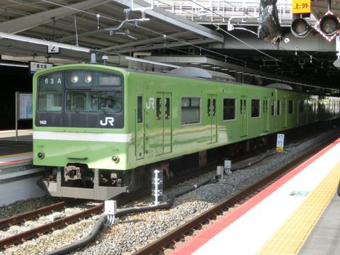 新大阪駅の在来線改札口に おおさか東線の発車標が設置される（2018年12月24日）