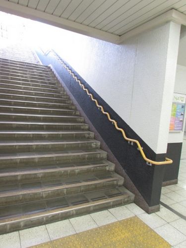南海「住吉大社」駅の階段で、波打つ手すり。　【2014年03月　大阪府大阪市】