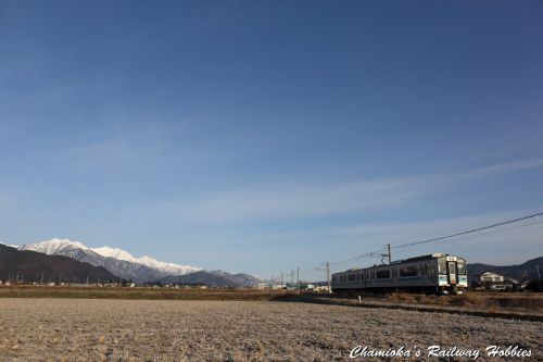 《鉄道写真》雪を冠した北アルプスを背にE127系が走る大糸線