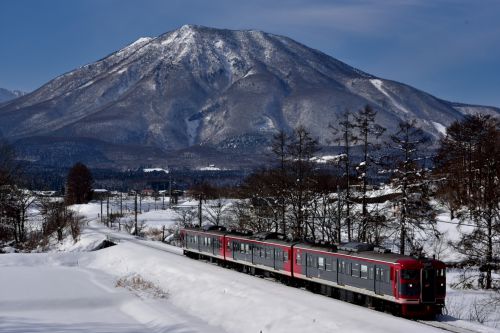 しなの鉄道（信越本線）の積雪の黒姫山をバックに行く１１５系（黒姫～古間）
