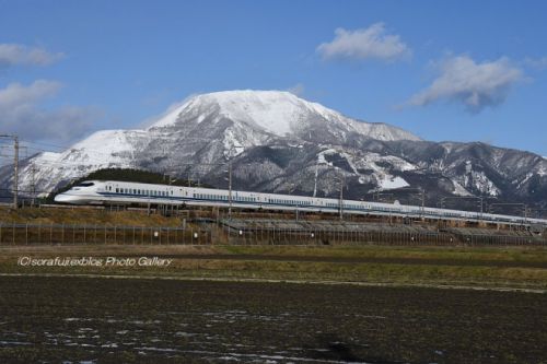 東海道新幹線 冠雪の伊吹山を背に1