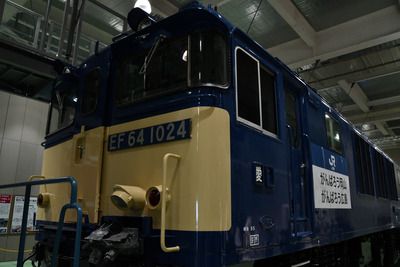 京都鉄道博物館に貨物のEF64が来た