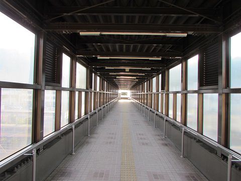 智頭駅を東西に貫く、自由通路。　【2018年05月　鳥取県智頭町】