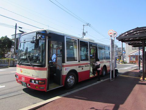 郡家駅前から「ニュータウン」を通り、鳥取駅前向かうバス。　【2018年05月　鳥取県八頭町】