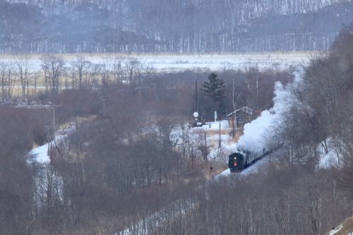 湿原の中の小さな駅を汽車が通過する　- 2019年冬・釧網線 -