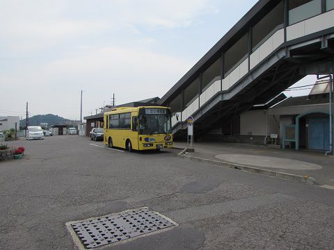 JR「磯部」駅から「安中榛名」駅へ向かう黄色い路線バス。　【2017年07月　群馬県安中市】