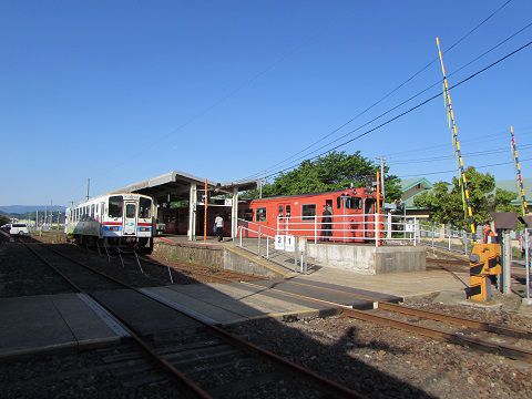 JR・若桜鉄道の「郡家」駅。駅舎からホームへは「構内踏切」を渡って移動。　【2018年05月　鳥取県八頭町】
