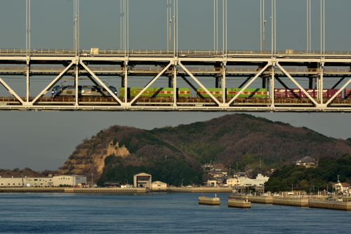 瀬戸大橋線を行く重量貨物列車を牽引するＥＦ２１０他（坂出～児島）