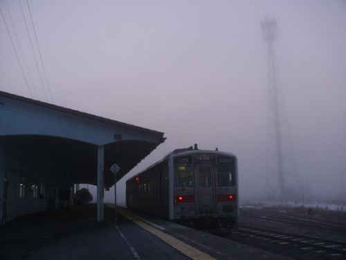霧で真っ白の花咲線始発列車！