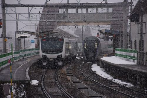 3月17日撮影　雪の中の大糸線　E353系より　その4　信濃森上駅にて並び