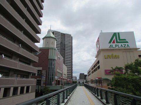 JR栗東駅前。遠くからこちらを見下ろすタワーマンション。　【2017年08月　滋賀県栗東市】