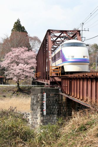 桜とスペーシア・東武鉄道