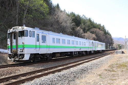 銀山駅に到着する普通列車。