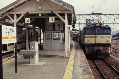 飯田線ED62　ツツジ咲く山あいの交換駅　1994-05-06