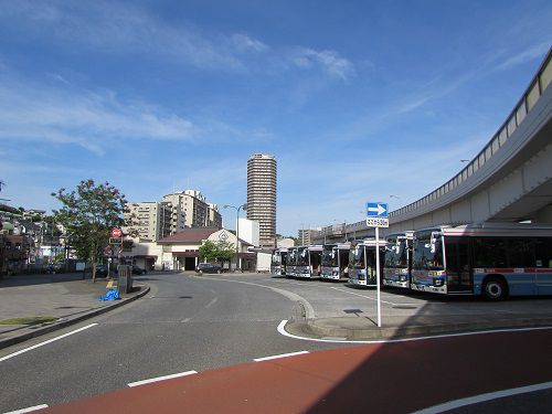 一見するとバスの営業所のような？JR「横須賀」駅。　【2019年05月　神奈川県横須賀市】