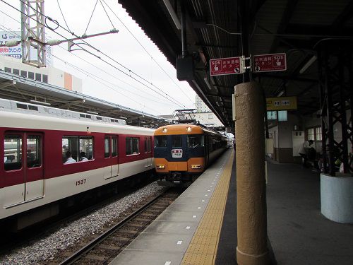 松阪駅を出発する、大阪上本町方面行きの近鉄特急。　【2019年04月　三重県松阪市】