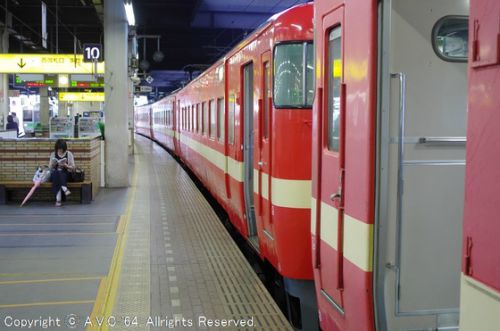 711系（色褪せ？）～札幌駅の風景