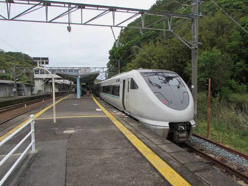 終点・白浜駅に到着した、特急くろしお。 【2019年04月 和歌山県白浜町】