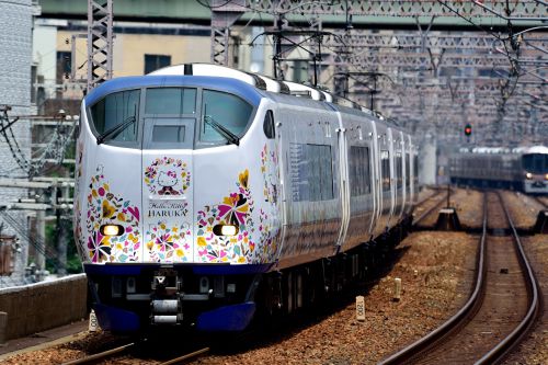 大阪環状線を行く２８１系特急「はるか」とＥＦ６６－１２２牽引のコンテナ貨物（野田駅）