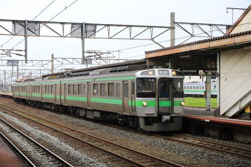 苫小牧駅にて、721系電車F-5編成さん。