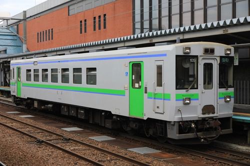 キハ150形気動車が岩見沢駅にいる。