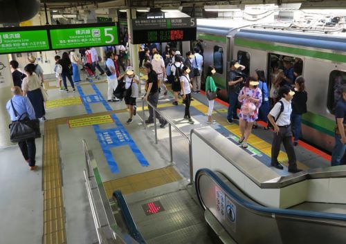 横浜駅ですれ違う特急「成田エクスプレス」　（２０１９年８月　神奈川、東京旅）