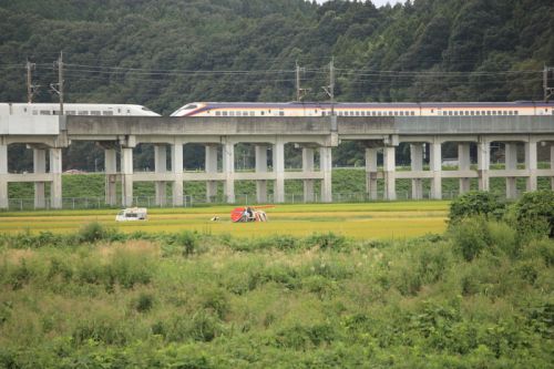 のんびりとした風景と高速で走る新幹線