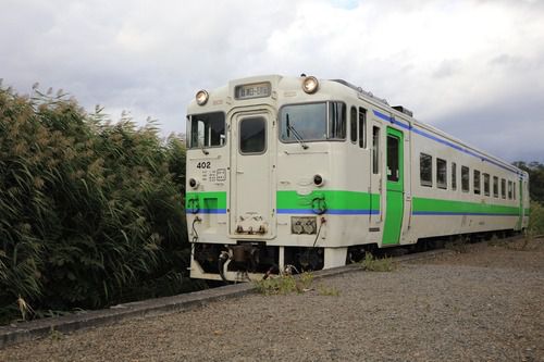 本中小屋駅に到着する普通列車（キハ40 402）