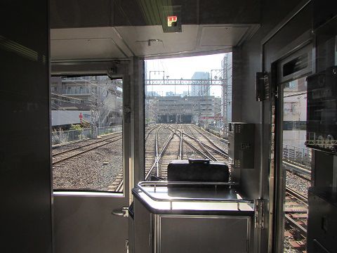 間もなく、終点・大阪上本町駅へ「格納」される列車内。　【2017年08月　大阪府大阪市】