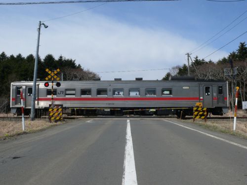 花咲線いつもの列車で観光気分対象列車が通過～官行踏切