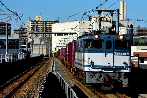 おおさか東線の高架区間を行くＥＦ６５牽引の５０８７レ（高井田中央駅）