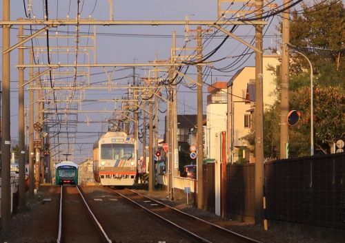 静岡鉄道は草薙駅にやって来る１０００形とＡ３０００すれ違い　（２０１９年１１月）