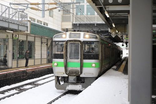 雪の手稲駅・721系電車F-3018編成さん