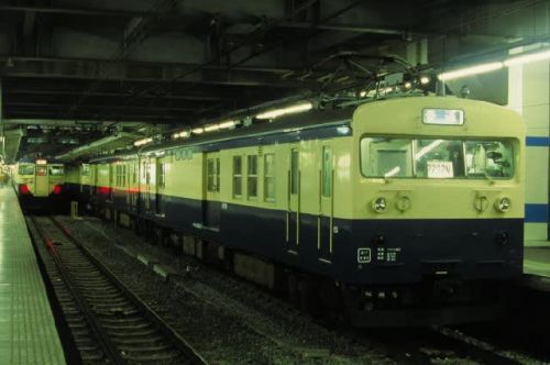千葉駅クモユニ143形　新聞輸送を終えて帰区の途へ　1995-11-25