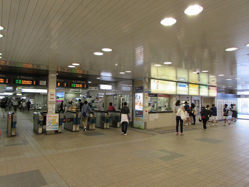 大都市圏の私鉄のような雰囲気の、コトデンの瓦町駅。　【2016年05月　香川県高松市】